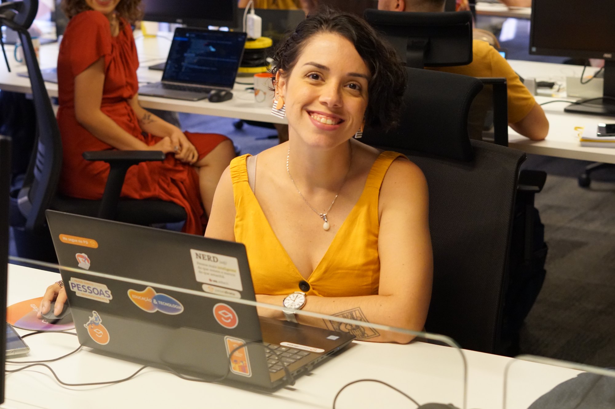 Juliana Rebello trabalhando